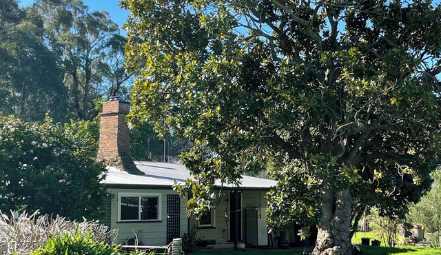 Beautiful Country Cottage in Glengarry, w/firepit, wood fires & horses welcome!