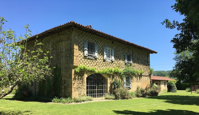 Beautiful country house for 10 + people. Heated swimming pool.