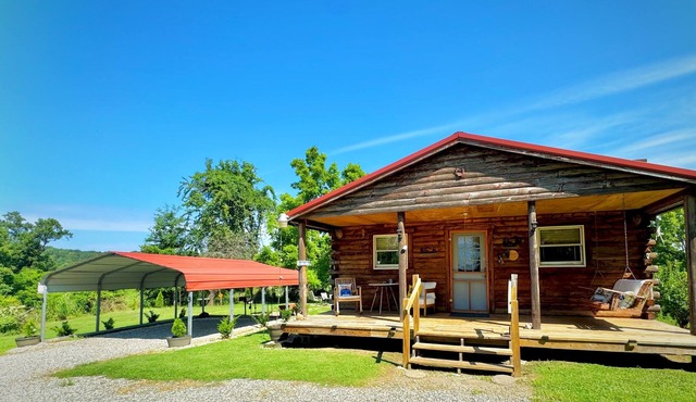 Beautiful country views and wildlife. Less than 2 miles from downtown.
