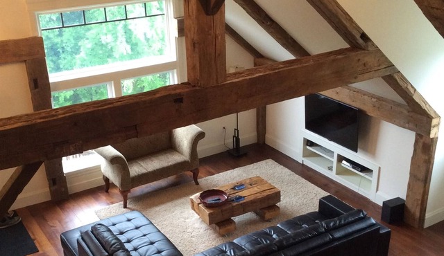 Beautiful Country Barn Loft Retreat