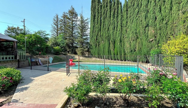 Beautiful Country Club Pool Home, Fenced Yard, Pets and children Welcome!