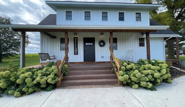 Beautiful Country Cottage: fire pit, near MSU, Antiques, Winery & trails