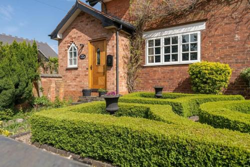 Beautiful Country Cottage for up to 8 in Wolverhampton