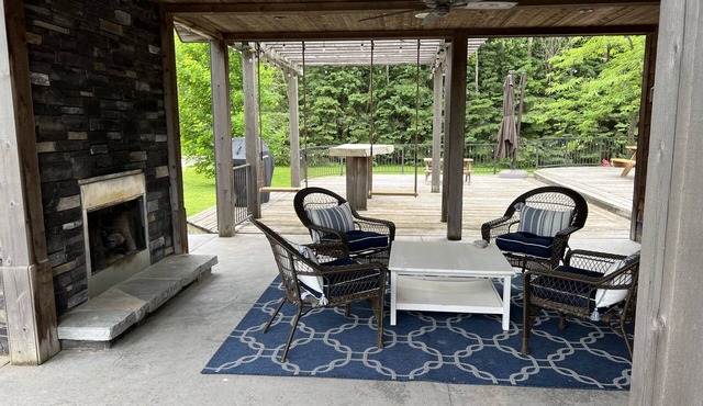 Beautiful Country Estate w/hot tub, beach access, close to popular towns