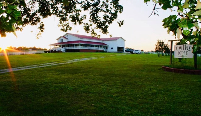 Beautiful Country Farmhouse on 2 acres, sleeps 12, Hunting & Fishing Area!