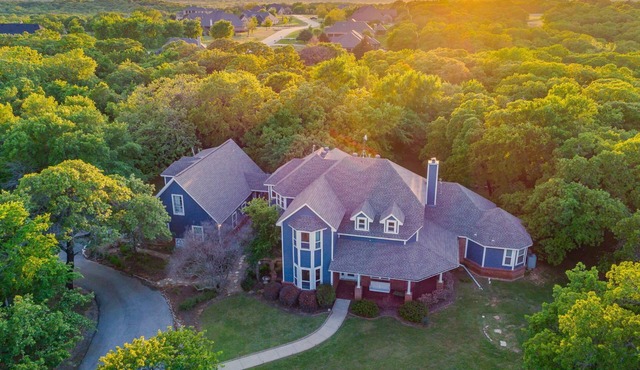 Beautiful country getaway. Close to Denton on 3 secluded acres!