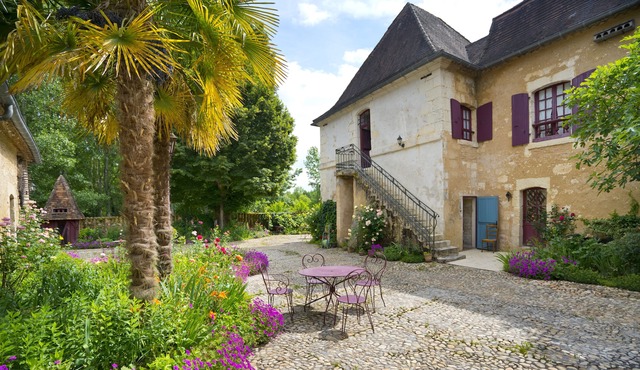 Beautiful country house with large pool & pretty garden, free Wi-Fi