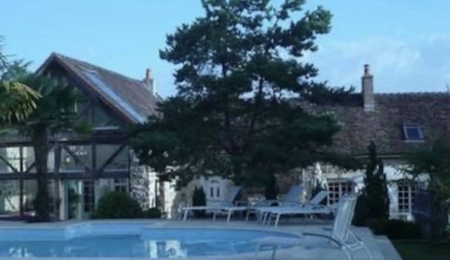 Beautiful country house with heated swimming pool 120 kms from Paris, sleeps 19