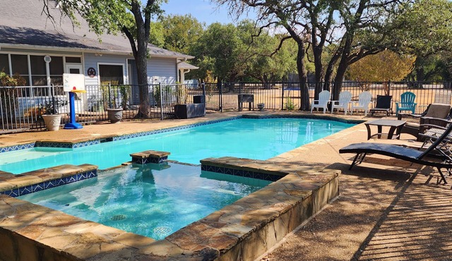Beautiful Country Home Minutes from Magnolia & Baylor Pool HotTub River Front