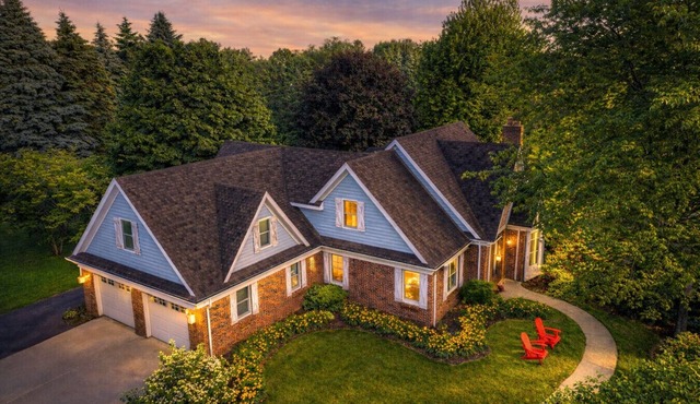 Beautiful country home (3800 sq ft) on 4 acres with river frontage - 10 beds!