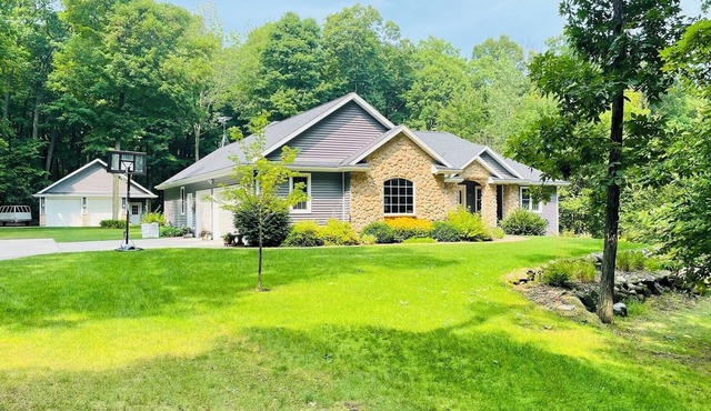 Beautiful Country Home Near Popular Hot Spots!