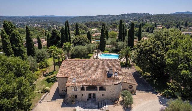 Beautiful country house for 12 guests with a large garden and swimming pool