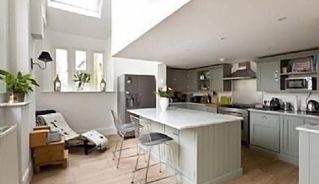 Beautiful Country House, Period Features, Modern Decor, Great Entertaining Space