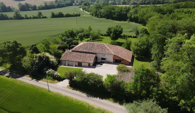 Beautiful country house with swimming pool, quality fittings and tasteful decoration.