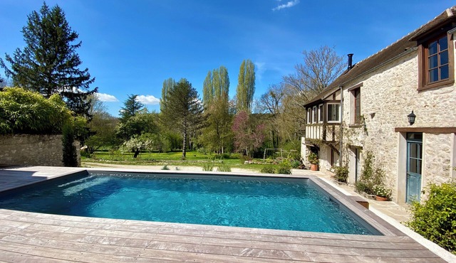 Beautiful country house with heated pool 45 min from Paris and Versailles