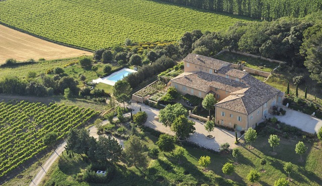 Beautiful country house with swimming pool facing the Colorado Provençal