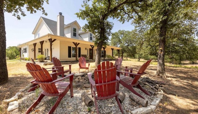 Beautiful Country Lake House with Pool