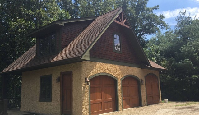 Beautiful Country Setting! Convenient Location " The Carriage House"