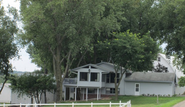 Beautiful country setting! Perfect for small get togethers! Super cozy!