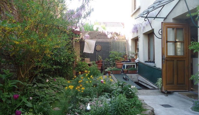Beautiful country style house with garden 5 minutes from Paris