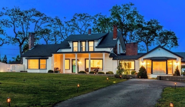 Beautiful Country Home located outside of Jacksonville with pool!