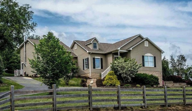 Beautiful Country Escape with gorgeous mountain views, Swim Spa, Game Room