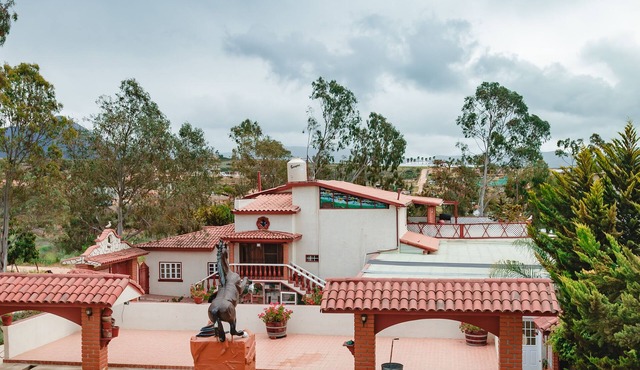 Beautiful Country Villa, 2 indoor pools, 7 bedrooms, 3 full baths 3 half baths