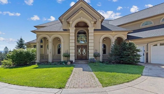 Beautiful Country Villa on 5 acres, 5 miles to downtown