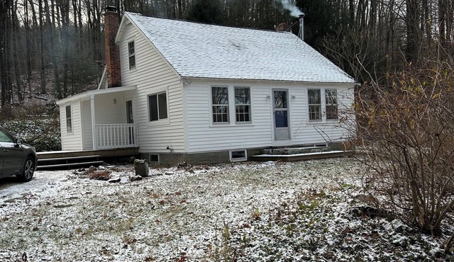 Beautiful, cozy 2-bedroom cottage in charming Canaan perfect for a long getaway