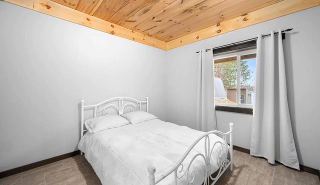 Beautiful Cozy 3 Bedroom Cottage on the Lake