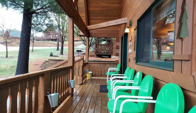 Beautiful, cozy 3 bedroom cabin with additional loft space near water park!