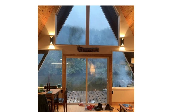 Beautiful, cozy A-Frame cabin right on the Alsea River!!