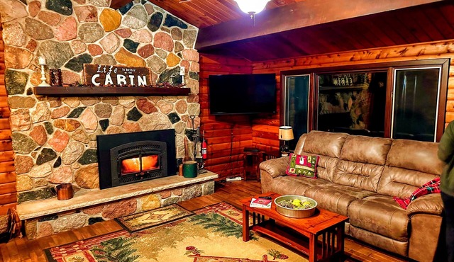 Beautiful, Cozy and Secluded Log Home -A Wausau Favorite! Now w/High Speed WiFi