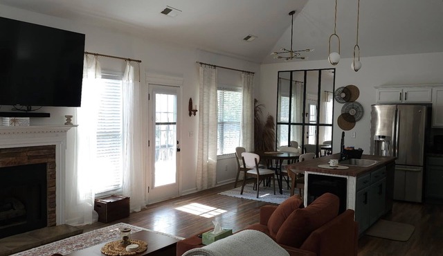 Beautiful, Cozy and Airy Retreat with Lots of Character - NO CLEANING FEE