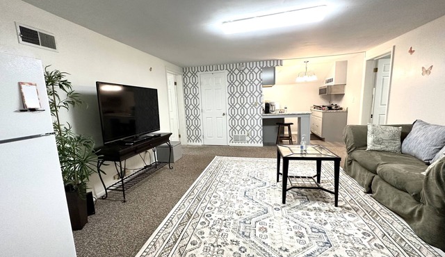 Beautiful cozy apt above commercial office, quiet and super convenient location