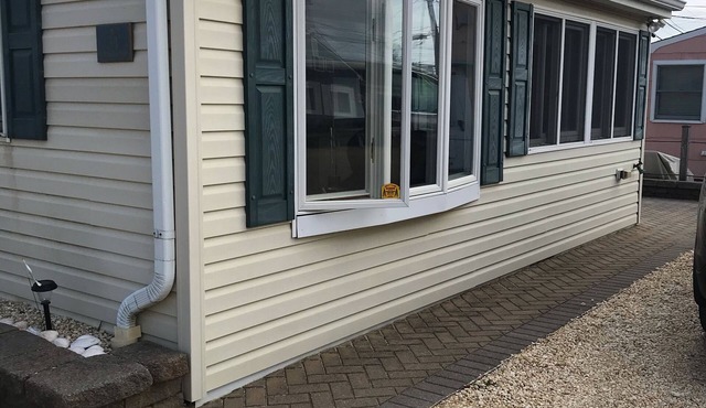 Beautiful Cozy Beach Cottage in Ocean Beach III - 8 houses from the beach!