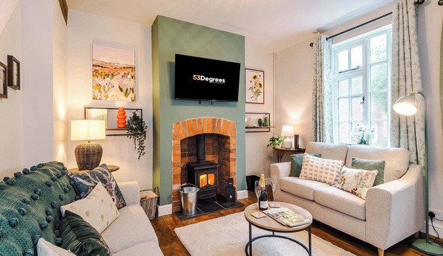 Beautiful Cozy Cottage Home in Sandbach, Sleeps 4!