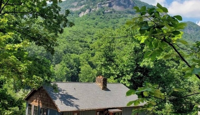 Beautiful cozy Cabin with an amazing view of Chimney Rock