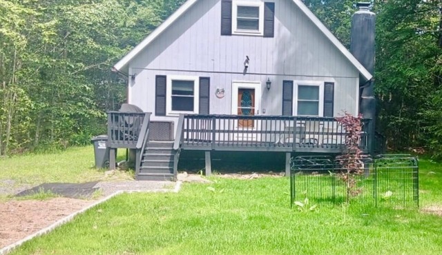 Beautiful & cozy chalet in the Pocono Mountains awaits! Discover all-season fun!