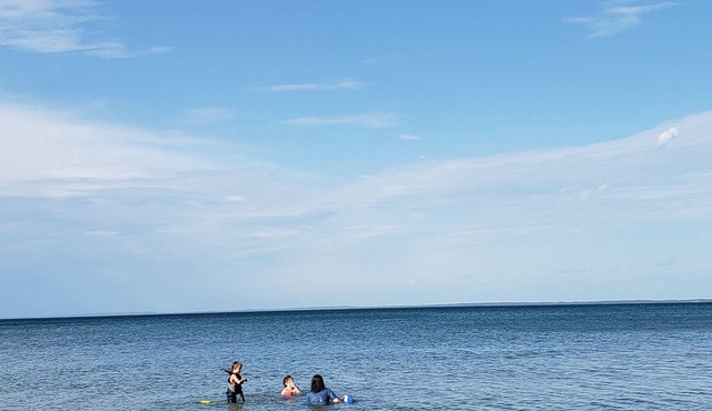 Beautiful cozy cottage, few steps to a sandy semi-private beach,