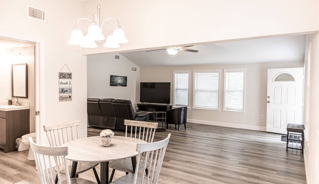 Beautiful cozy cottage fully fenced near town and springs