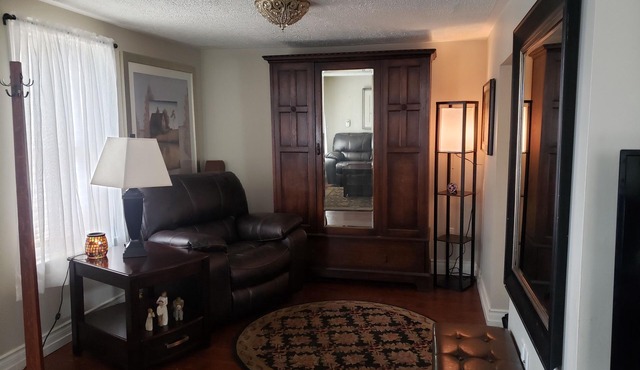 Beautiful Cozy Cottage a Mere 10 Minute Walk to the Scenic Shores of Lake Erie!