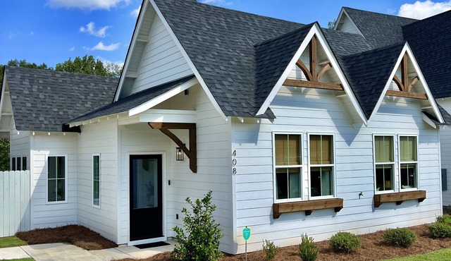 Beautiful cozy cottage located within walking distance to Jordan-Hare Stadium