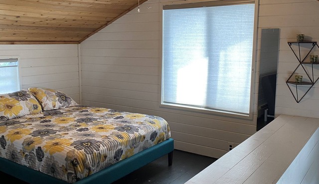 Beautiful cozy cottage 1 block from the lake and Oakwood hotel.