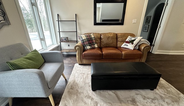 Beautiful Cozy Country Cottage 5 Minutes From 401 Guelph Line