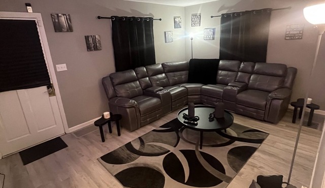 beautiful cozy home close to highways and five minutes from downtown