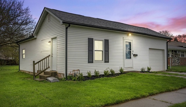 Beautiful cozy home in Fairborn. Maid service included!