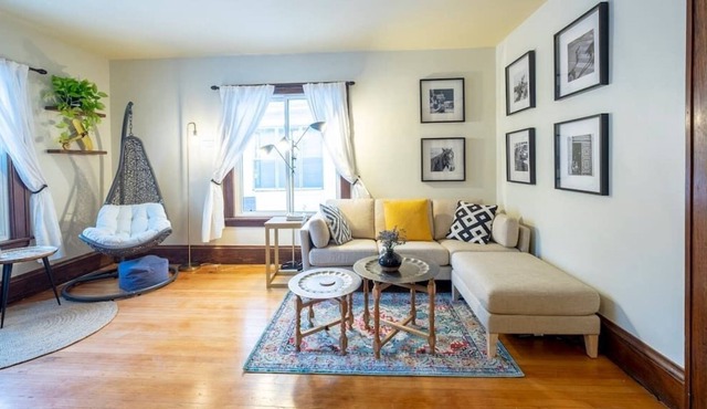 Beautiful Cozy House - Historic & Modern! Sleeps 10 - Large Backyard | Garage