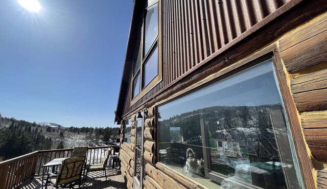 Beautiful Cozy Log Cabin with Huge Views and Privacy.