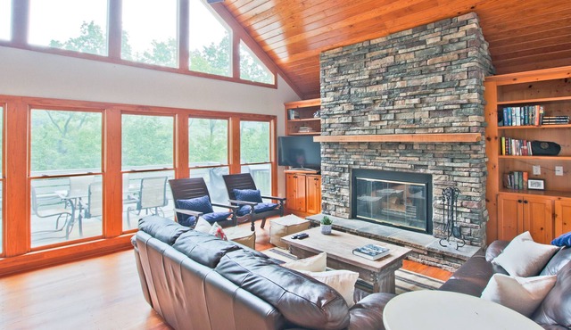 Beautiful "Cozy Mountain" Views! 3BR/2BA Great for Families! Flat driveway!